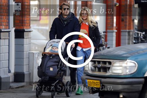 Amsterdam 23 januari 2016 
Lieke v Lexmond met vriend Bas v Veggel en zoontje aan het wandelen in Amsterdam zuid.