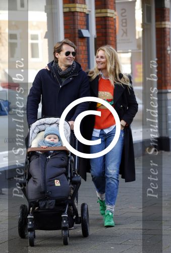 Amsterdam 23 januari 2016 
Lieke v Lexmond met vriend Bas v Veggel en zoontje aan het wandelen in Amsterdam zuid.