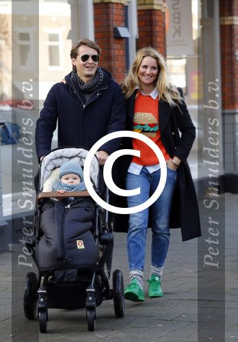Amsterdam 23 januari 2016 
Lieke v Lexmond met vriend Bas v Veggel en zoontje aan het wandelen in Amsterdam zuid.