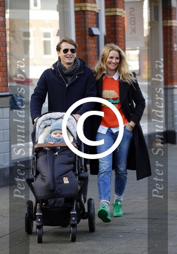 Amsterdam 23 januari 2016 
Lieke v Lexmond met vriend Bas v Veggel en zoontje aan het wandelen in Amsterdam zuid.