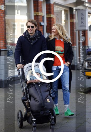 Amsterdam 23 januari 2016 
Lieke v Lexmond met vriend Bas v Veggel en zoontje aan het wandelen in Amsterdam zuid.