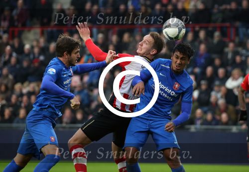 Eindhoven, 24 Januari 2016
Kompetitiewedstrijd PSV-FC Twente, eindstand 4-2
Luuk de Jong in duel met Renato Tapia