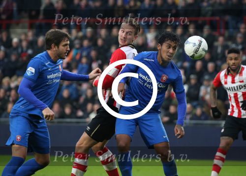 Eindhoven, 24 Januari 2016
Kompetitiewedstrijd PSV-FC Twente, eindstand 4-2
Luuk de Jong in duel met Renato Tapia