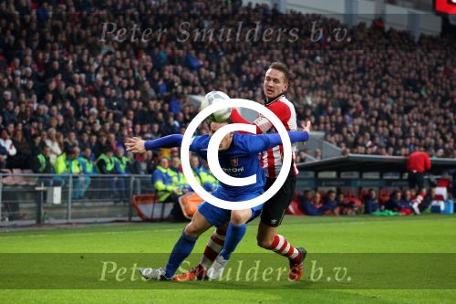 Eindhoven, 24 Januari 2016
PSV-FC Twente, eindstand 4-2  Kompetitie Seizoen 2015/2016
Luuk de Jong in duel met Robbert Schilder