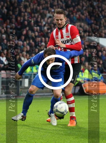 Eindhoven, 24 Januari 2016
PSV-FC Twente, eindstand 4-2  Kompetitie Seizoen 2015/2016
Luuk de Jong in duel met Robbert Schilder