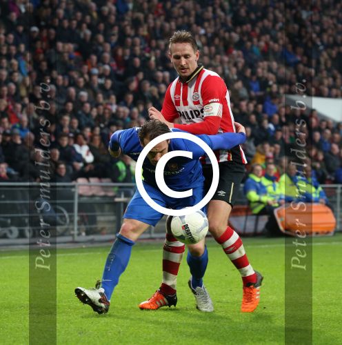 Eindhoven, 24 Januari 2016
PSV-FC Twente, eindstand 4-2  Kompetitie Seizoen 2015/2016
Luuk de Jong in duel met Robbert Schilder