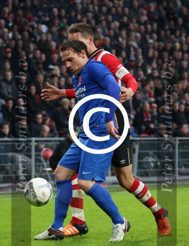 Eindhoven, 24 Januari 2016
PSV-FC Twente, eindstand 4-2  Kompetitie Seizoen 2015/2016
Luuk de Jong in duel met Robbert Schilder
