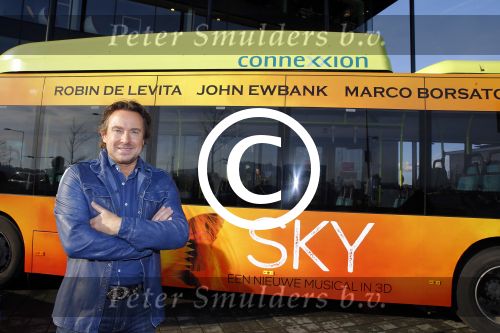 Amsterdam 25 januari 2016
Presentatie cast SKY . Musical van John Ewbank Marco Borsato en Robin de Levita .
oa Matteo v d Grijn Joel de Tombe en Lisse Knapen.