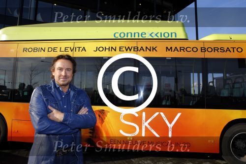 Amsterdam 25 januari 2016
Presentatie cast SKY . Musical van John Ewbank Marco Borsato en Robin de Levita .
oa Matteo v d Grijn Joel de Tombe en Lisse Knapen.