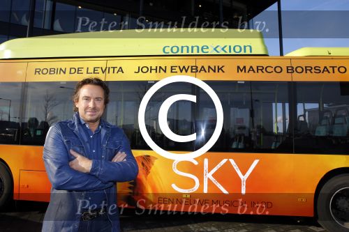 Amsterdam 25 januari 2016
Presentatie cast SKY . Musical van John Ewbank Marco Borsato en Robin de Levita .
oa Matteo v d Grijn Joel de Tombe en Lisse Knapen.