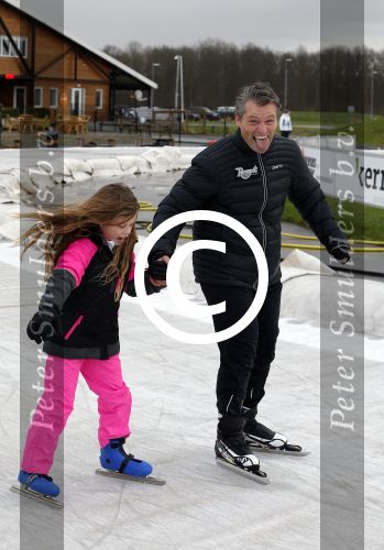 Biddinghuizen 31 januari 2016
Training voor de hollandse 100 op de schaatsbaan van Biddinghuizen. Aanwezig oa Prins Bernhard jr met kinderen Prinses Marilene Prins Maurits en Prinses Anna Prins Pieter Christiaan Prinses Emma Prinses Margriet Leontien Zijlaard v Moorsel met man Michael Zijlaard en dochter Indy Rosanna Kluivert met Patrick Nino Demy Shane en Justin Kluivert.