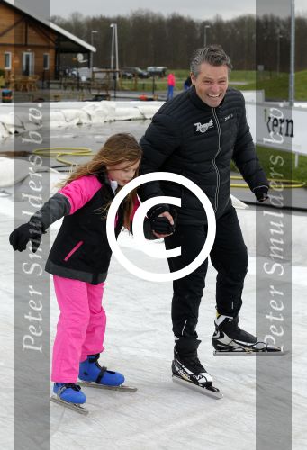 Biddinghuizen 31 januari 2016
Training voor de hollandse 100 op de schaatsbaan van Biddinghuizen. Aanwezig oa Prins Bernhard jr met kinderen Prinses Marilene Prins Maurits en Prinses Anna Prins Pieter Christiaan Prinses Emma Prinses Margriet Leontien Zijlaard v Moorsel met man Michael Zijlaard en dochter Indy Rosanna Kluivert met Patrick Nino Demy Shane en Justin Kluivert.
