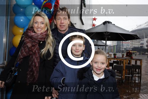 Amsterdam 14 februari 2016
Premiere Robinson Crusoe in pathe arena. Michiel v d Hoeven met gezin.