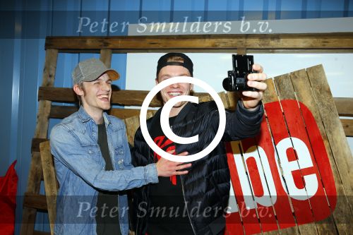 Amsterdam 28 januari 2016
Enzo Knol krijt van Youtube award vanwege zijn 1 miljoen abonnees.
Zijn hele familie incl Dee waren aanwezig. Enzo met zijn broer Milan