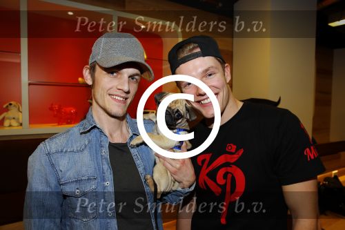 Amsterdam 28 januari 2016
Enzo Knol krijt van Youtube award vanwege zijn 1 miljoen abonnees.
Zijn hele familie incl Dee waren aanwezig. Enzo met zijn broer Milan