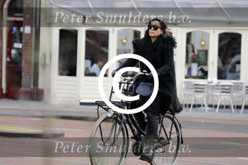 Amsterdam 22 januari 2016 
Monique Klemann met een kennis op straat in Amsterdam
