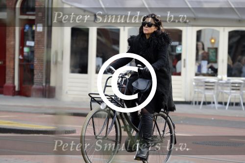 Amsterdam 22 januari 2016 
Monique Klemann met een kennis op straat in Amsterdam