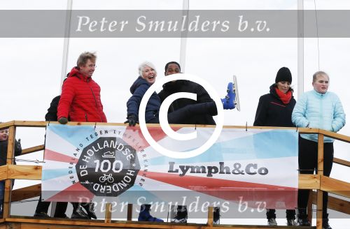 Biddinghuizen 31 januari 2016
Training voor de hollandse 100 op de schaatsbaan van Biddinghuizen. Aanwezig oa Prins Bernhard jr met kinderen Prinses Marilene Prins Maurits en Prinses Anna Prins Pieter Christiaan Prinses Emma Prinses Margriet Leontien Zijlaard v Moorsel met man Michael Zijlaard en dochter Indy Rosanna Kluivert met Patrick Nino Demy Shane en Justin Kluivert. Monique des Bouvrie