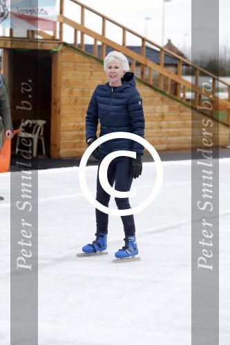 Biddinghuizen 31 januari 2016
Training voor de hollandse 100 op de schaatsbaan van Biddinghuizen. Aanwezig oa Prins Bernhard jr met kinderen Prinses Marilene Prins Maurits en Prinses Anna Prins Pieter Christiaan Prinses Emma Prinses Margriet Leontien Zijlaard v Moorsel met man Michael Zijlaard en dochter Indy Rosanna Kluivert met Patrick Nino Demy Shane en Justin Kluivert. Monique des Bouvrie