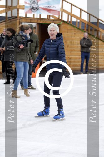 Biddinghuizen 31 januari 2016
Training voor de hollandse 100 op de schaatsbaan van Biddinghuizen. Aanwezig oa Prins Bernhard jr met kinderen Prinses Marilene Prins Maurits en Prinses Anna Prins Pieter Christiaan Prinses Emma Prinses Margriet Leontien Zijlaard v Moorsel met man Michael Zijlaard en dochter Indy Rosanna Kluivert met Patrick Nino Demy Shane en Justin Kluivert. Monique des Bouvrie