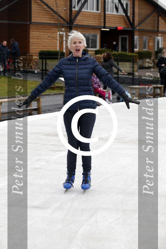 Biddinghuizen 31 januari 2016
Training voor de hollandse 100 op de schaatsbaan van Biddinghuizen. Aanwezig oa Prins Bernhard jr met kinderen Prinses Marilene Prins Maurits en Prinses Anna Prins Pieter Christiaan Prinses Emma Prinses Margriet Leontien Zijlaard v Moorsel met man Michael Zijlaard en dochter Indy Rosanna Kluivert met Patrick Nino Demy Shane en Justin Kluivert. Monique des Bouvrie