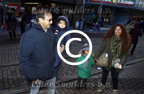 Amsterdam 17 januari 2016
Premiere Woezel en Pip in Tuschinski. Najib Amhali met zijn vrouw Niama en hun kinderen