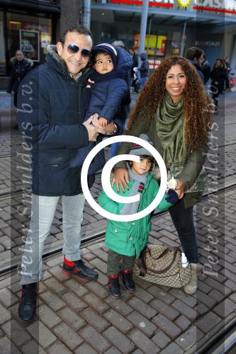 Amsterdam 17 januari 2016
Premiere Woezel en Pip in Tuschinski. Najib Amhali met zijn vrouw Niama en hun kinderen