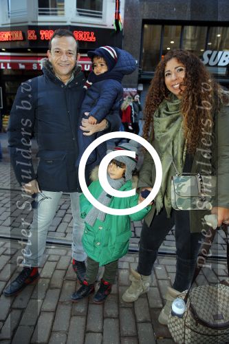 Amsterdam 17 januari 2016
Premiere Woezel en Pip in Tuschinski. Najib Amhali met zijn vrouw Niama en hun kinderen