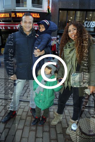 Amsterdam 17 januari 2016
Premiere Woezel en Pip in Tuschinski. Najib Amhali met zijn vrouw Niama en hun kinderen