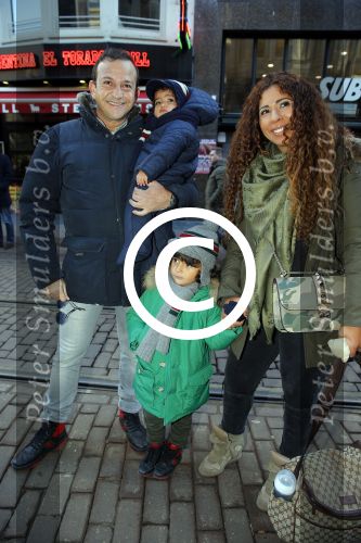 Amsterdam 17 januari 2016
Premiere Woezel en Pip in Tuschinski. Najib Amhali met zijn vrouw Niama en hun kinderen