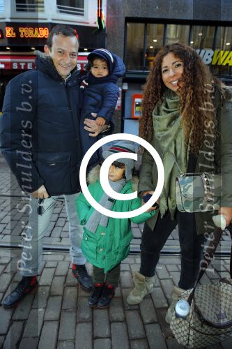 Amsterdam 17 januari 2016
Premiere Woezel en Pip in Tuschinski. Najib Amhali met zijn vrouw Niama en hun kinderen