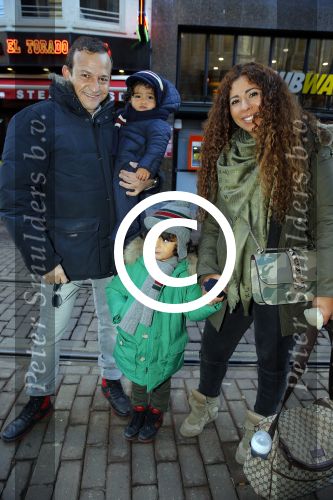 Amsterdam 17 januari 2016
Premiere Woezel en Pip in Tuschinski. Najib Amhali met zijn vrouw Niama en hun kinderen