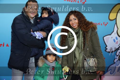 Amsterdam 17 januari 2016
Premiere Woezel en Pip in Tuschinski. Najib Amhali met zijn vrouw Niama en hun kinderen