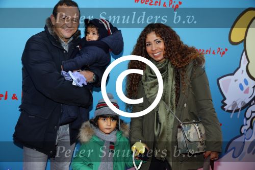 Amsterdam 17 januari 2016
Premiere Woezel en Pip in Tuschinski. Najib Amhali met zijn vrouw Niama en hun kinderen