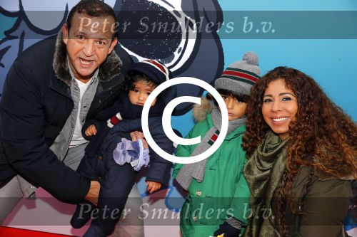 Amsterdam 17 januari 2016
Premiere Woezel en Pip in Tuschinski. Najib Amhali met zijn vrouw Niama en hun kinderen