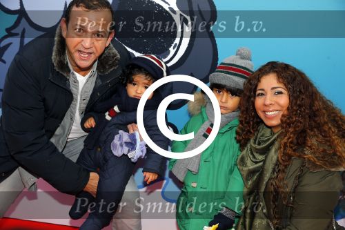 Amsterdam 17 januari 2016
Premiere Woezel en Pip in Tuschinski. Najib Amhali met zijn vrouw Niama en hun kinderen