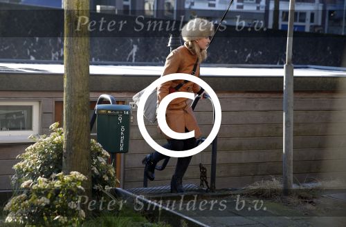 Amsterdam 22 januari 2016 
Noortje Herlaar vertrekt met een taxi bij haar woonboot.