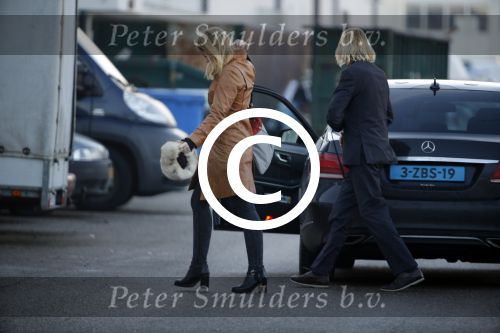 Amsterdam 22 januari 2016 
Noortje Herlaar vertrekt met een taxi bij haar woonboot.