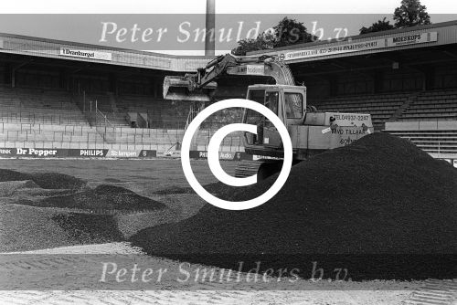 Eindhoven, 1984 Nieuwe grasmat in het PSV Stadion