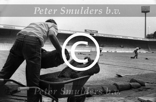 Eindhoven, 1984 Nieuwe grasmat in het PSV Stadion
