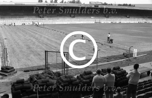 Eindhoven, 1984 Nieuwe grasmat in het PSV Stadion