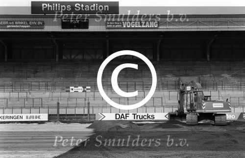 Eindhoven, 1984 Nieuwe grasmat in het PSV Stadion