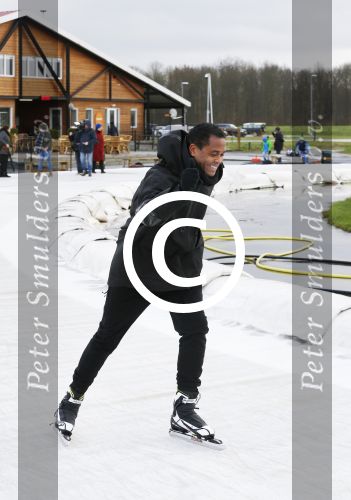 Biddinghuizen 31 januari 2016
Training voor de hollandse 100 op de schaatsbaan van Biddinghuizen. Aanwezig oa Prins Bernhard jr met kinderen Prinses Marilene Prins Maurits en Prinses Anna Prins Pieter Christiaan Prinses Emma Prinses Margriet Leontien Zijlaard v Moorsel met man Michael Zijlaard en dochter Indy Rosanna Kluivert met Patrick Nino Demy Shane en Justin Kluivert.
