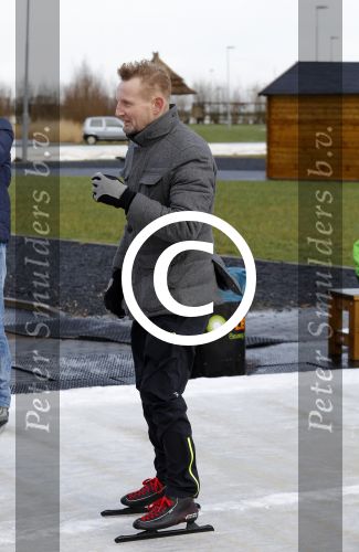 Biddinghuizen 31 januari 2016
Training voor de hollandse 100 op de schaatsbaan van Biddinghuizen. Aanwezig oa Prins Bernhard jr met kinderen Prinses Marilene Prins Maurits en Prinses Anna Prins Pieter Christiaan Prinses Emma Prinses Margriet Leontien Zijlaard v Moorsel met man Michael Zijlaard en dochter Indy Rosanna Kluivert met Patrick Nino Demy Shane en Justin Kluivert.
