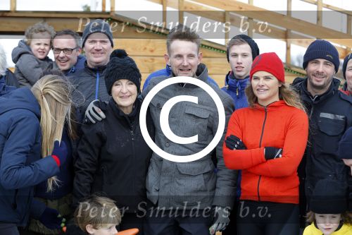 Biddinghuizen 31 januari 2016
Training voor de hollandse 100 op de schaatsbaan van Biddinghuizen. Aanwezig oa Prins Bernhard jr met kinderen Prinses Marilene Prins Maurits en Prinses Anna Prins Pieter Christiaan Prinses Emma Prinses Margriet Leontien Zijlaard v Moorsel met man Michael Zijlaard en dochter Indy Rosanna Kluivert met Patrick Nino Demy Shane en Justin Kluivert.