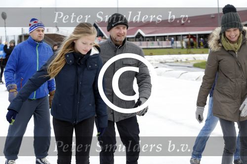 Biddinghuizen 31 januari 2016
Training voor de hollandse 100 op de schaatsbaan van Biddinghuizen. Aanwezig oa Prins Bernhard jr met kinderen Prinses Marilene Prins Maurits en Prinses Anna Prins Pieter Christiaan Prinses Emma Prinses Margriet Leontien Zijlaard v Moorsel met man Michael Zijlaard en dochter Indy Rosanna Kluivert met Patrick Nino Demy Shane en Justin Kluivert.