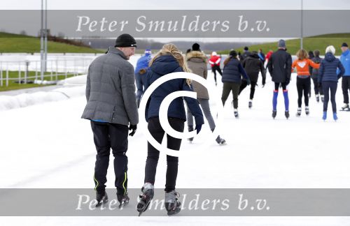 Biddinghuizen 31 januari 2016
Training voor de hollandse 100 op de schaatsbaan van Biddinghuizen. Aanwezig oa Prins Bernhard jr met kinderen Prinses Marilene Prins Maurits en Prinses Anna Prins Pieter Christiaan Prinses Emma Prinses Margriet Leontien Zijlaard v Moorsel met man Michael Zijlaard en dochter Indy Rosanna Kluivert met Patrick Nino Demy Shane en Justin Kluivert.