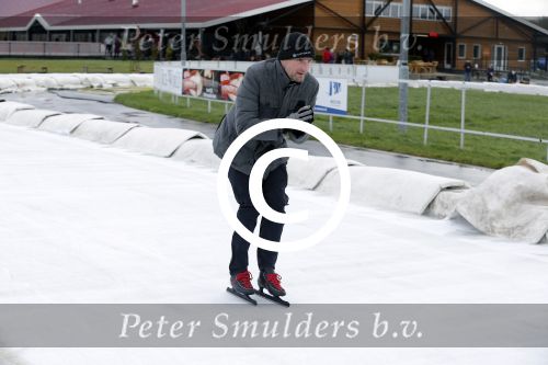 Biddinghuizen 31 januari 2016
Training voor de hollandse 100 op de schaatsbaan van Biddinghuizen. Aanwezig oa Prins Bernhard jr met kinderen Prinses Marilene Prins Maurits en Prinses Anna Prins Pieter Christiaan Prinses Emma Prinses Margriet Leontien Zijlaard v Moorsel met man Michael Zijlaard en dochter Indy Rosanna Kluivert met Patrick Nino Demy Shane en Justin Kluivert.