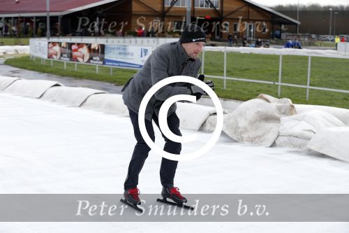 Biddinghuizen 31 januari 2016
Training voor de hollandse 100 op de schaatsbaan van Biddinghuizen. Aanwezig oa Prins Bernhard jr met kinderen Prinses Marilene Prins Maurits en Prinses Anna Prins Pieter Christiaan Prinses Emma Prinses Margriet Leontien Zijlaard v Moorsel met man Michael Zijlaard en dochter Indy Rosanna Kluivert met Patrick Nino Demy Shane en Justin Kluivert.