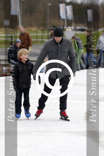 Biddinghuizen 31 januari 2016
Training voor de hollandse 100 op de schaatsbaan van Biddinghuizen. Aanwezig oa Prins Bernhard jr met kinderen Prinses Marilene Prins Maurits en Prinses Anna Prins Pieter Christiaan Prinses Emma Prinses Margriet Leontien Zijlaard v Moorsel met man Michael Zijlaard en dochter Indy Rosanna Kluivert met Patrick Nino Demy Shane en Justin Kluivert.